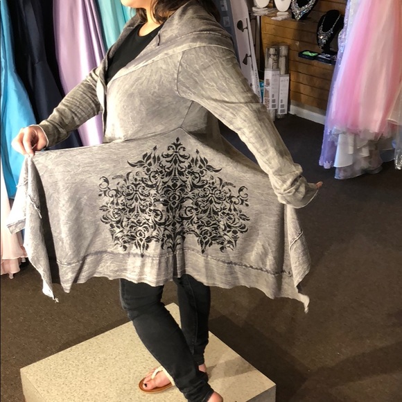 Sweater🖤 - Picture 4 of 10